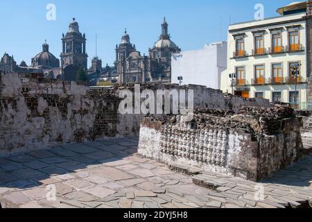 Azteken Ruine Templo Mayor großer Tempel und Metropolitan Kathedrale im historischen Zentrum von Mexiko City CDMX, Mexiko. Das historische Zentrum von Mexiko-Stadt ist eine UN Stockfoto