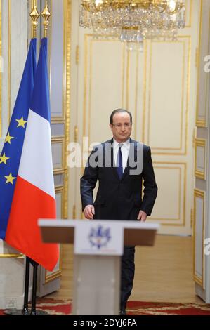 Frankreichs Präsident Francois Hollande spricht nach der wöchentlichen Kabinettssitzung am 10. April 2013 im Elysée-Palast in Paris vor den Medien. Foto von Jacques Witt/Pool/ABACAPRESS.COM Stockfoto