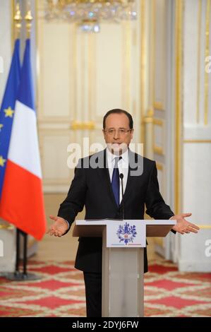 Frankreichs Präsident Francois Hollande spricht nach der wöchentlichen Kabinettssitzung am 10. April 2013 im Elysée-Palast in Paris vor den Medien. Foto von Jacques Witt/Pool/ABACAPRESS.COM Stockfoto