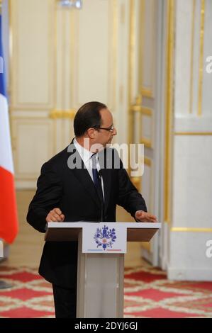 Frankreichs Präsident Francois Hollande spricht nach der wöchentlichen Kabinettssitzung am 10. April 2013 im Elysée-Palast in Paris vor den Medien. Foto von Jacques Witt/Pool/ABACAPRESS.COM Stockfoto