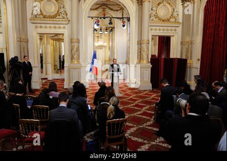 Frankreichs Präsident Francois Hollande spricht nach der wöchentlichen Kabinettssitzung am 10. April 2013 im Elysée-Palast in Paris vor den Medien. Foto von Jacques Witt/Pool/ABACAPRESS.COM Stockfoto