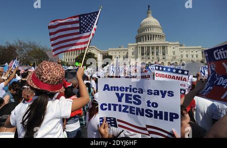 Tausende von Menschen versammeln sich vor dem US-Kapitol, um sich für eine Einwanderungsreform einzusetzen, die einen Weg zur Staatsbürgerschaft für undokumentierte Einwanderer in Washington, DC, USA, 10. April 2013 einschließt. Foto von Olivier Douliery/ABACAPRESS.COM Stockfoto