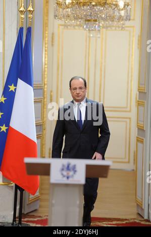 Frankreichs Präsident Francois Hollande spricht nach der wöchentlichen Kabinettssitzung am 10. April 2013 im Elysée-Palast in Paris vor den Medien. Foto von Jacques Witt/Pool/ABACAPRESS.COM Stockfoto