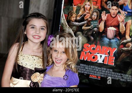 Gracie Whitton und Ava Kolker besuchen am 11. April 2013 die Premiere von 'Scary Movie 5' im Cinerama Dome in Los Angeles, CA, USA. Foto von Lionel Hahn/ABACAPRESS.COM Stockfoto