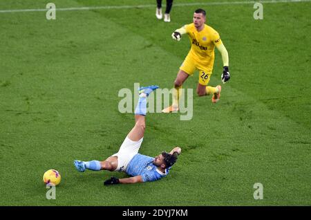 Sergio Aguero von Manchester City tritt beim Premier League-Spiel im Etihad Stadium in Manchester unter die Herausforderung von Newcastle United-Torwart Karl Darlow. Stockfoto