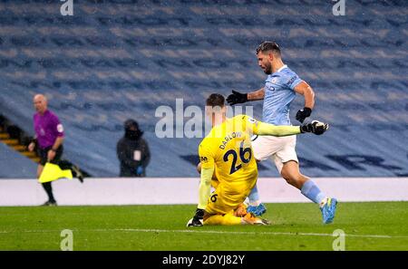 Sergio Aguero von Manchester City tritt beim Premier League-Spiel im Etihad Stadium in Manchester unter die Herausforderung von Newcastle United-Torwart Karl Darlow. Stockfoto