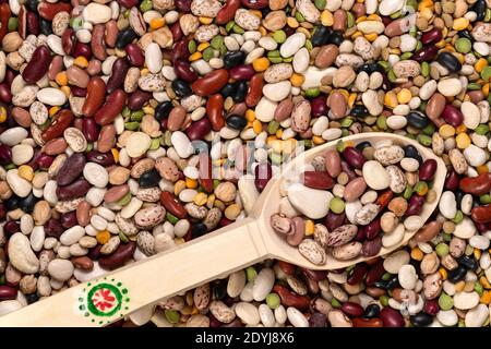 Gemischte Erbsen und Bohnen für Suppenhintergrund und Textur. Draufsicht. Stockfoto