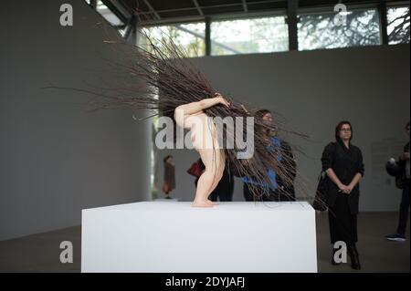 Ausstellung des australischen Bildhauers Ron Mueck in der Fondation Cartier, Paris, Frankreich, am 15. April 2013. Die Ausstellung zeigt neben sechs aktuellen Arbeiten drei Skulpturen, die eigens für die Veranstaltung geschaffen wurden. Diese Arbeiten werden zusammen mit einem Film gezeigt, der den kreativen Prozess dokumentiert und die Modernität und kraftvoll evokative Qualität von Muecks Werk bestätigt. Foto von Christophe Guibbaud/ABACAPRESS.COM Stockfoto