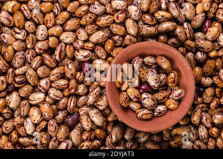 Weiße Cargamanto Bohnen, auch bekannt als Cranberry, Borlotti oder Romano Bohnen Hintergrund und Textur. Draufsicht. Stockfoto