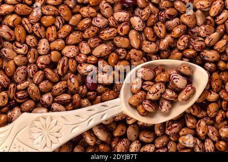 Weiße Cargamanto Bohnen, auch bekannt als Cranberry, Borlotti oder Romano Bohnen Hintergrund und Textur. Draufsicht. Stockfoto