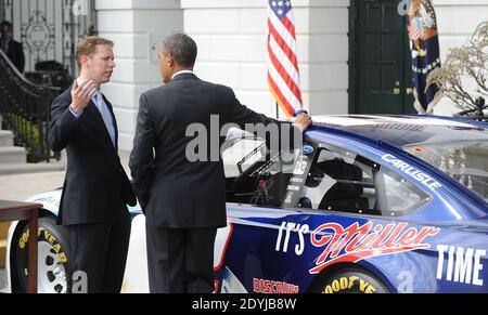 Präsident Barack Obama spricht mit Brad Keselowski während einer Zeremonie zu Ehren seiner NASCAR Sprint Cup Series Meisterschaft im South Lawn des Weißen Hauses in Washington, DC, USA am 16. April 2013. Foto von Olivier Douliery/ABACAPRESS.COM Stockfoto