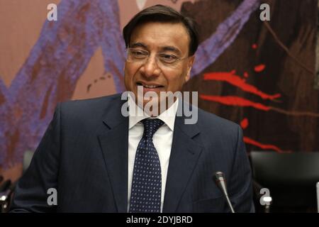 Der Präsident des Stahlgiganten ArcelorMittal, Lakshmi Mittal, wird zu Beginn einer "Untersuchungskommission zur Lage der französischen und europäischen Eisen- und Stahlindustrie und zu den Bedingungen ihrer Sicherheit und Entwicklung" auf der Nationalversammlung am 17. April in Paris, Frankreich, dargestellt. 2013 flankiert von ArcelorMittal Executive Vice President Henri Blaffart (L) und Kommissionspräsident Jean Grellier (R). ArcelorMittal hat sich in Frankreich in Kontroverse über die Schließung von Hochöfen in Florange verwickelt. In Luxemburg hat sie vorübergehend einen Hochofen bei Schifflange geschlossen und productio geschnitten Stockfoto