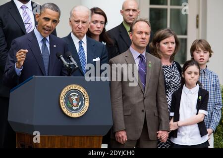 Präsident Barack Obama gibt eine Erklärung ab, nachdem die Waffengesetzgebung am 17. April 2013 im Kongress im Rosengarten im Weißen Haus in Washington, DC, USA gescheitert war. Der Präsident wurde von Vizepräsident Joe Biden, ehemaliger Repräsentant Gabby Giffords und Familienangehörigen aus Newtown begleitet. Foto von Drew Angerer/Pool/ABACAPRESS.COM Stockfoto
