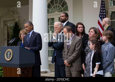 Präsident Barack Obama gibt eine Erklärung ab, nachdem die Waffengesetzgebung am 17. April 2013 im Kongress im Rosengarten im Weißen Haus in Washington, DC, USA gescheitert war. Der Präsident wurde von Vizepräsident Joe Biden, ehemaliger Repräsentant Gabby Giffords und Familienangehörigen aus Newtown begleitet. Foto von Drew Angerer/Pool/ABACAPRESS.COM Stockfoto