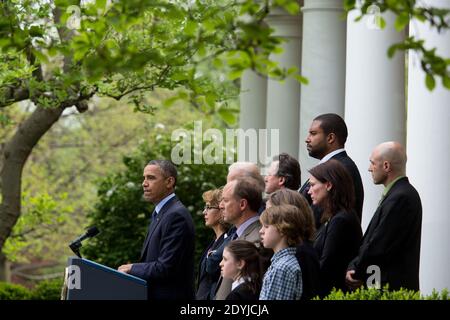 Präsident Barack Obama gibt eine Erklärung ab, nachdem die Waffengesetzgebung am 17. April 2013 im Kongress im Rosengarten im Weißen Haus in Washington, DC, USA gescheitert war. Der Präsident wurde von Vizepräsident Joe Biden, ehemaliger Repräsentant Gabby Giffords und Familienangehörigen aus Newtown begleitet. Foto von Drew Angerer/Pool/ABACAPRESS.COM Stockfoto