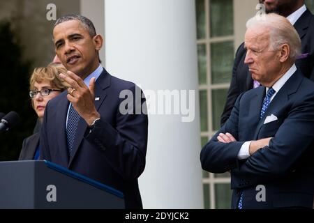 Präsident Barack Obama gibt eine Erklärung ab, nachdem die Waffengesetzgebung am 17. April 2013 im Kongress im Rosengarten im Weißen Haus in Washington, DC, USA gescheitert war. Der Präsident wurde von Vizepräsident Joe Biden, ehemaliger Repräsentant Gabby Giffords und Familienangehörigen aus Newtown begleitet. Foto von Drew Angerer/Pool/ABACAPRESS.COM Stockfoto