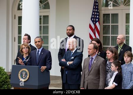 Präsident Barack Obama gibt eine Erklärung ab, nachdem die Waffengesetzgebung am 17. April 2013 im Kongress im Rosengarten im Weißen Haus in Washington, DC, USA gescheitert war. Der Präsident wurde von Vizepräsident Joe Biden, ehemaliger Repräsentant Gabby Giffords und Familienangehörigen aus Newtown begleitet. Foto von Drew Angerer/Pool/ABACAPRESS.COM Stockfoto