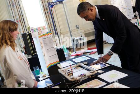 Präsident Barack Obama sieht einen Malroboter, der von Sylvia Todd aus Aubrun, Kalifornien, im State Dining Room des Weißen Hauses während der Wissenschaftsmesse im Weißen Haus in Washington, DC, USA, am 22. April 2013 geschaffen und präsentiert wurde. Die Wissenschaftsmesse im Weißen Haus feiert die studentischen Gewinner einer breiten Palette von Wettbewerben aus Wissenschaft, Technologie, Technik und Mathematik (STEM) aus dem ganzen Land. Die erste Wissenschaftsmesse des Weißen Hauses fand Ende 2010 statt. Foto von Aude Guerrucci/Pool/ABACAPRESS.COM Stockfoto