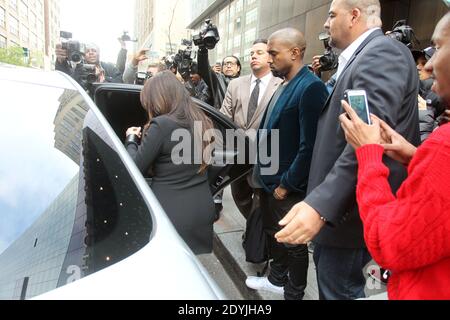 Die schwangere Kim Kardashian verlässt mit ihrem Freund Kanye West am 23. April 2013 das Trump Soho Hotel in New York, NY.Foto von Charles Guerin/ABACAPRESS.COM Stockfoto