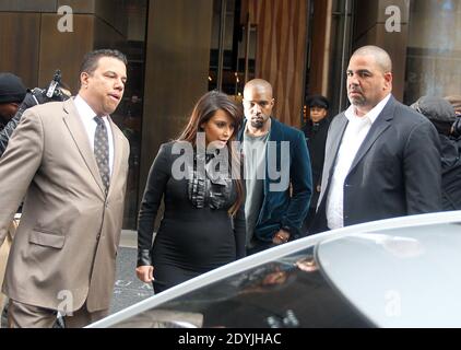 Die schwangere Kim Kardashian verlässt mit ihrem Freund Kanye West am 23. April 2013 das Trump Soho Hotel in New York, NY.Foto von Charles Guerin/ABACAPRESS.COM Stockfoto