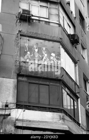 Vitrine en étage d’une Boutique de vêtements pour enfants au Centre du Caire Stockfoto