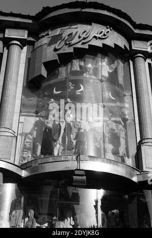 Vitrine en étage d’une Boutique de vêtements au Centre du Caire Stockfoto