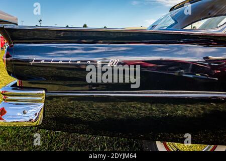 Daytona Beach, FL - 27. November 2020: 1957 Ford Fairlane 500 auf einer lokalen Auto-Show. Stockfoto