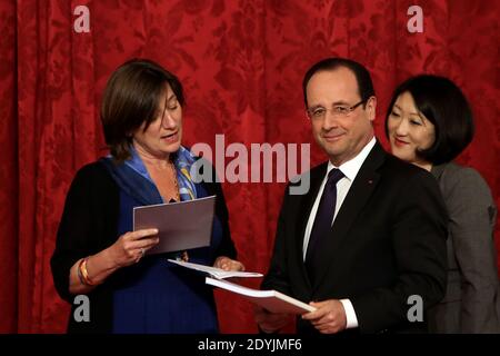Der französische Präsident Francois Hollande wurde von Fleur Pellerin bei einem Treffen mit französischen Unternehmern flankiert, das am 29. April 2013 im Elysée-Palast in Paris stattfand. Foto von Stephane Lemouton/ABACAPRESS.COM Stockfoto