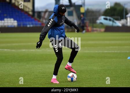 OLDHAM, ENGLAND. 26. DEZEMBER Oldham Athletic Dylan Bahamboula Aufwärmen vor dem Sky Bet League 2 Spiel zwischen Oldham Athletic und Harrogate Town im Boundary Park, Oldham am Samstag 26. Dezember 2020. (Kredit: Eddie Garvey, Mi News) Kredit: MI Nachrichten & Sport /Alamy Live Nachrichten Stockfoto