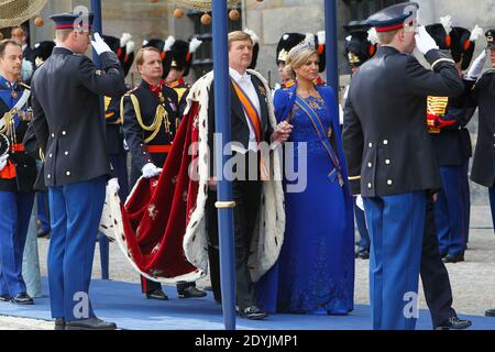 König Willem-Alexander und seine Frau Königin Maxima bei der Ankunft in der Nieuwe Kerk oder Neue Kirche in Amsterdam, Niederlande, während der Einweihung am Dienstag, 30. April 2013. Foto von Foto von Buys Cees/Royal Nature Press/ABACAPRESS.COM Stockfoto