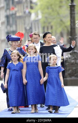 Prinzessin Beatrix, hintere Reihe links, und Prinzessin Mabel, hintere Reihe rechts, Spaziergang mit Prinzessin Alexia, vorne links, Kronprinzessin Catharina-Amalia, vorne Mitte und Prinzessin Ariane, vorne rechts, Richtung Nieuwe Kerk oder Neue Kirche in Amsterdam, Niederlande, Dienstag, 30. April 2013. Handout Photo von Toussaint Kluiters/ABACAPRESS.COM Stockfoto