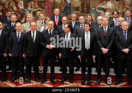 Jean Yves Le Drian, Laurant Fabius, Francois Hollande, Manuel Valls, Jean Marie Guehenno und Hubert Vedrine während einer Fotosession bei den Mitgliedern des Komitees für Verteidigung und nationale Sicherheit im Präsidentenpalast Elysee im Präsidentenpalast Elysee in Paris, Frankreich, am 29. April 2013. Foto von Jacques Witt/Pool/ABACAPRESS.COM Stockfoto