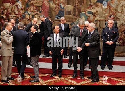 Francois Hollande, Jean Marie Guehenno und Hubert Vedrine mit Frankreichs Präsident Francois Hollande während einer Fotosession nach dem Treffen der Mitglieder des Komitees für Verteidigung und nationale Sicherheit im Präsidentenpalast Elysee in Paris, Frankreich, am 29. April 2013. Foto von Jacques Witt/Pool/ABACAPRESS.COM Stockfoto