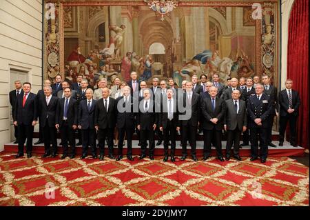 Jean Yves Le Drian, Laurant Fabius, Francois Hollande, Manuel Valls, Jean Marie Guehenno , Hubert Vedrine und zuletzt Amiral Guillaud posieren während einer Fotosession nach dem Treffen der Mitglieder des Komitees für Verteidigung und nationale Sicherheit im Präsidentenpalast Elysee in Paris, Frankreich, am 29. April, 2013. Foto von Jacques Witt/Pool/ABACAPRESS.COM Stockfoto