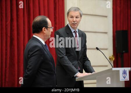 Francois Hollande und Jean Marie Guehenno, abgebildet während des Treffens der Mitglieder des Komitees für Verteidigung und nationale Sicherheit im Präsidentenpalast Elysee in Paris, Frankreich, am 29. April 2013. Foto von Jacques Witt/Pool/ABACAPRESS.COM Stockfoto