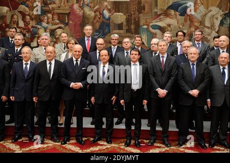 Jean Yves Le Drian, Laurant Fabius, Francois Hollande, Manuel Valls, Jean Marie Guehenno , Hubert Vedrine posieren während einer Fotosession nach dem Treffen der Mitglieder des Komitees für Verteidigung und nationale Sicherheit im Präsidentenpalast Elysee in Paris, Frankreich, am 29. April 2013. Foto von Jacques Witt/Pool/ABACAPRESS.COM Stockfoto