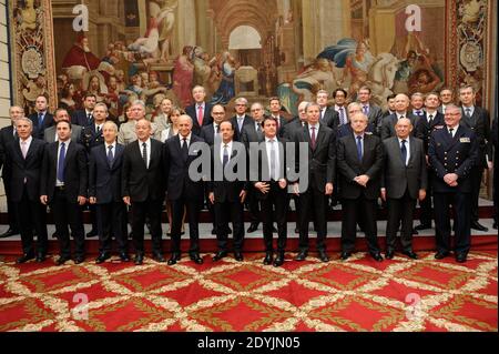 Jean Yves Le Drian, Laurant Fabius, Francois Hollande, Manuel Valls, Jean Marie Guehenno , Hubert Vedrine und zuletzt Amiral Guillaud posieren mit Francois Hollande während einer Fotosession nach dem Treffen der Mitglieder des Komitees für Verteidigung und nationale Sicherheit im Präsidentenpalast Elysee in Paris, Frankreich, Am 29. April 2013. Foto von Jacques Witt/Pool/ABACAPRESS.COM Stockfoto