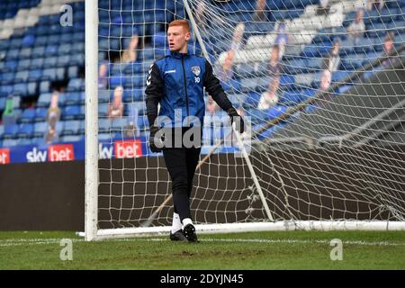 OLDHAM, ENGLAND. 26. DEZEMBER Oldham Athletic's Mackenzie Chapman (Torwart) Aufwärmen vor dem Sky Bet League 2 Spiel zwischen Oldham Athletic und Harrogate Town im Boundary Park, Oldham am Samstag 26. Dezember 2020. (Kredit: Eddie Garvey, Mi News) Kredit: MI Nachrichten & Sport /Alamy Live Nachrichten Stockfoto