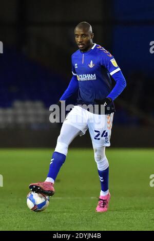 OLDHAM, ENGLAND. 26. DEZEMBER Aktienactionfoto von Oldham Athletic Dylan Bahamboula während des Sky Bet League 2 Spiels zwischen Oldham Athletic und Harrogate Town im Boundary Park, Oldham am Samstag, 26. Dezember 2020. (Kredit: Eddie Garvey, Mi News) Kredit: MI Nachrichten & Sport /Alamy Live Nachrichten Stockfoto