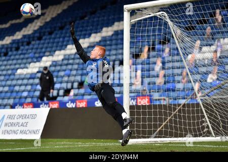 OLDHAM, ENGLAND. 26. DEZEMBER Oldham Athletic's Mackenzie Chapman (Torwart) Aufwärmen vor dem Sky Bet League 2 Spiel zwischen Oldham Athletic und Harrogate Town im Boundary Park, Oldham am Samstag 26. Dezember 2020. (Kredit: Eddie Garvey, Mi News) Kredit: MI Nachrichten & Sport /Alamy Live Nachrichten Stockfoto