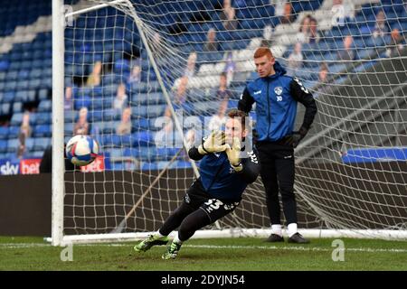 OLDHAM, ENGLAND. 26. DEZEMBER Oldham Athletic's Laurence Bilboe (Torwart) Aufwärmen vor dem Sky Bet League 2 Spiel zwischen Oldham Athletic und Harrogate Town im Boundary Park, Oldham am Samstag 26. Dezember 2020. (Kredit: Eddie Garvey, Mi News) Kredit: MI Nachrichten & Sport /Alamy Live Nachrichten Stockfoto