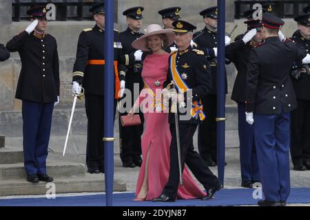 Kronprinzessin Mathilde und Kronprinz Philippe von Belgien verlassen am 30. April 2013 die Nieuwe Kerk in Amsterdam, Niederlande, wo die Investitur von König Willem-Alexander stattfand. Foto von Alain Gil-Gonzalez/ABACAPRESS.COM Stockfoto