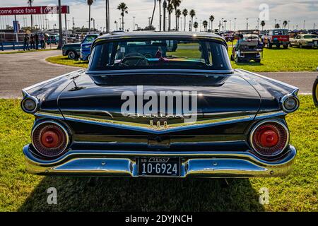 Daytona Beach, FL - 27. November 2020: 1957 Ford Fairlane 500 auf einer lokalen Auto-Show. Stockfoto