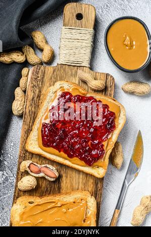 Erdnussbutter Sandwich Toast mit Beerenmarmelade. Weißer Hintergrund. Draufsicht Stockfoto