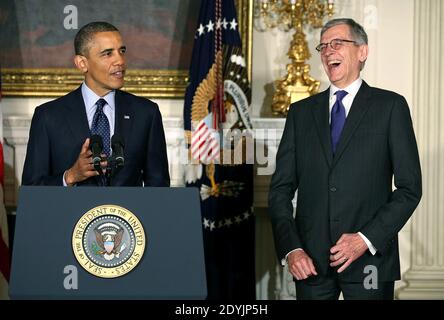 US-Präsident Barack Obama spricht, während der Lobbyist der Telekommunikationsbranche Tom Wheeler (R) während einer Personalankündigung im Weißen Haus in Washington, DC am 0. Mai 2013 zuhört. Der Präsident nominiert Tom Wheeler und US-Rep. Mel Watt (D-NC), um den scheidenden Vorsitzenden der Federal Communications Commission und den Direktor der Federal Housing Finance Agency zu ersetzen. Foto von Mark Wilson/ABACAPRESS.COM Stockfoto