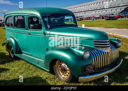 Daytona Beach, FL - 27. November 2020: 1941 Chevrolet Carryall Suburban auf einer lokalen Auto-Show. Stockfoto