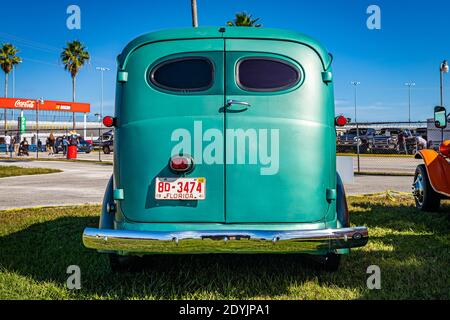 Daytona Beach, FL - 27. November 2020: 1941 Chevrolet Carryall Suburban auf einer lokalen Auto-Show. Stockfoto