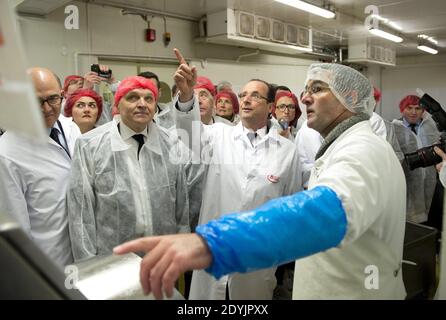 Frankreichs Präsident Francois Hollande führt am 3. Mai 2013 durch die Fleisch- und Wurstfabrik von Jean-Louis Amiotte, während einer Reise in das Département Doubs, das sich auf die Beschäftigung in ländlichen Gebieten in Avoudrey, Frankreich, konzentriert. Foto von Pool/ABACAPRESS.COM Stockfoto