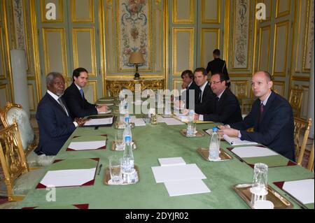 Präsident Francois Hollande (R) trifft am 2. Mai 2013 im Elysée-Palast in Paris, Frankreich, den ehemaligen UN-Generalsekretär Kofi Annan (L). Foto von Laurent Chamussy/Pool/ABACAPRESS.COM Stockfoto