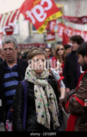 Die Aktivistin der Partei Parti de Gauche (PG) der französischen extremen Linken, Clementine Autain, nimmt an einer Demonstration Teil, zu der der Führer der Front de Gauche (Linke Front), Jean-Luc Melenchon, am 5. Mai 2013 in Paris, Frankreich, aufgerufen hat, gegen die Sparmaßnahmen zu protestieren und eine Sechste Republik zu fordern. Foto von Stephane Lemouton/ABACAPRESS.COM Stockfoto